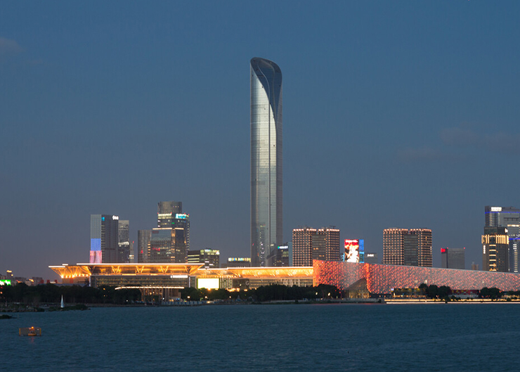 蘇州國(guó)金中心，頂升力4×400T，樓高450米